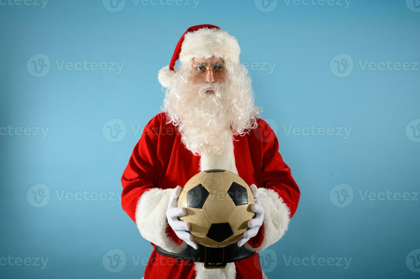 Père Noël claus prêt à le football rencontre avec ballon de football dans main photo