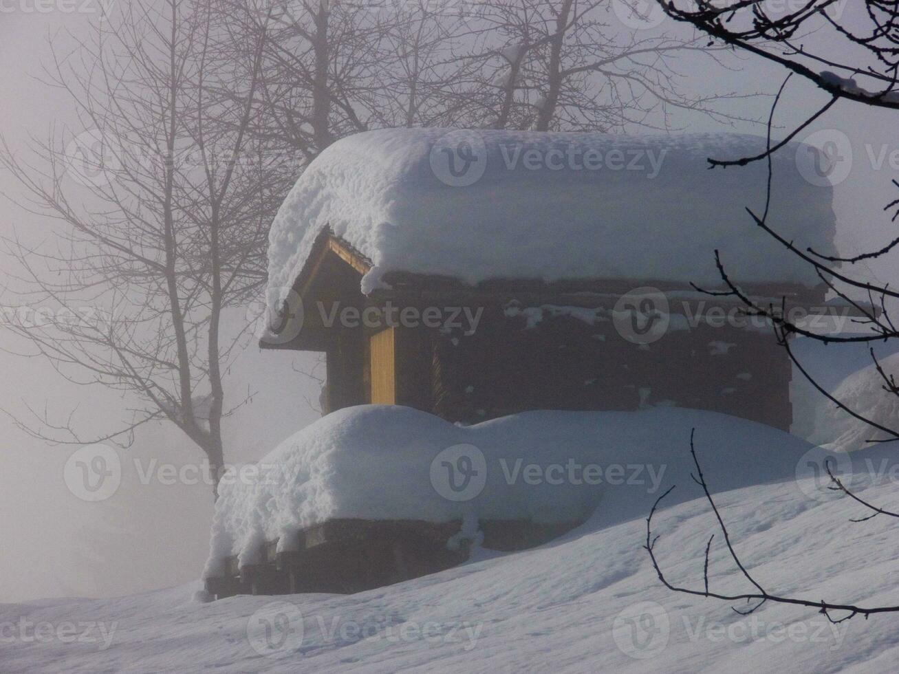 une neige couvert bâtiment photo