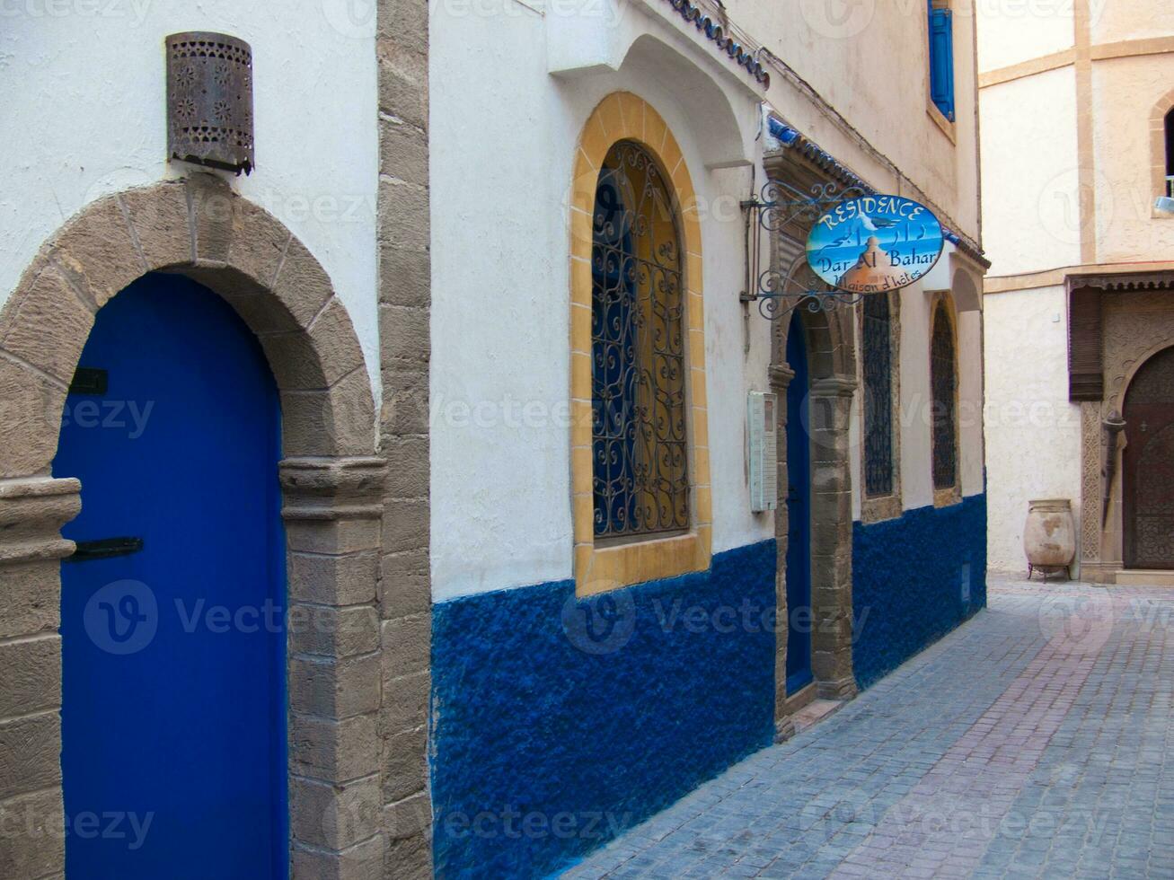 une bleu porte sur une bâtiment photo