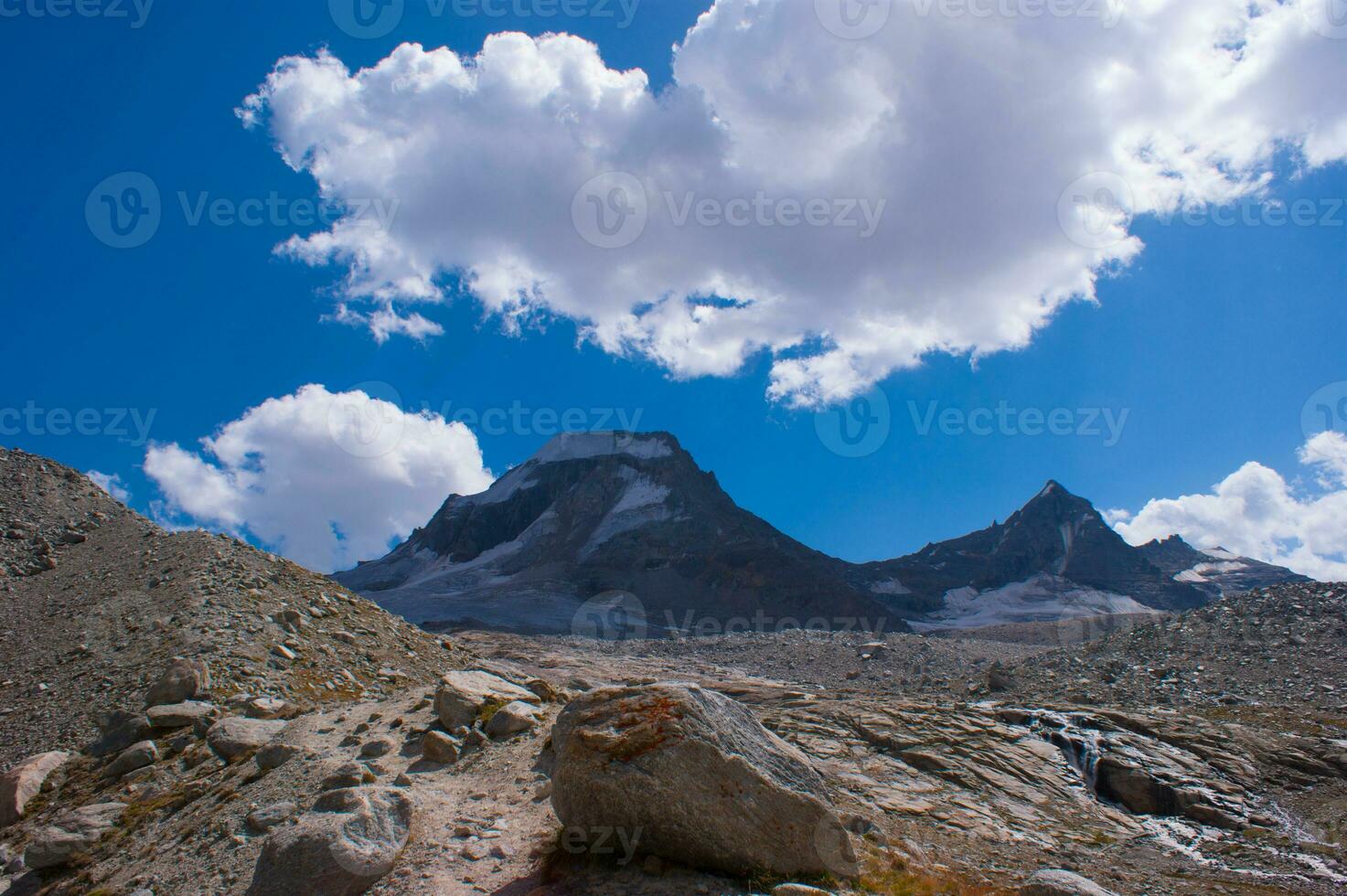 une rocheux Montagne photo