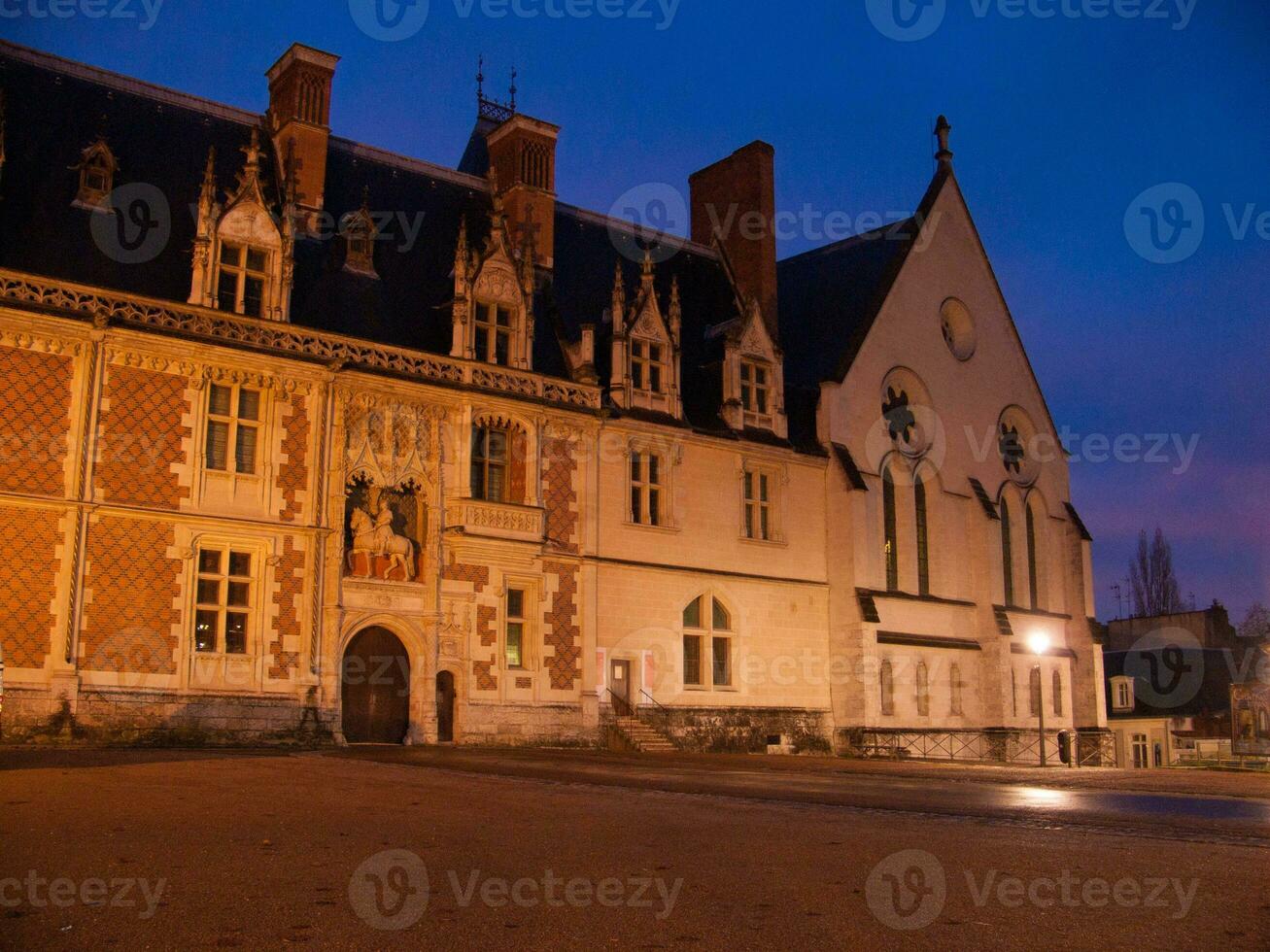 une grand bâtiment avec beaucoup les fenêtres photo