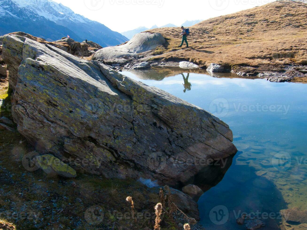 une grand Roche dans le l'eau photo