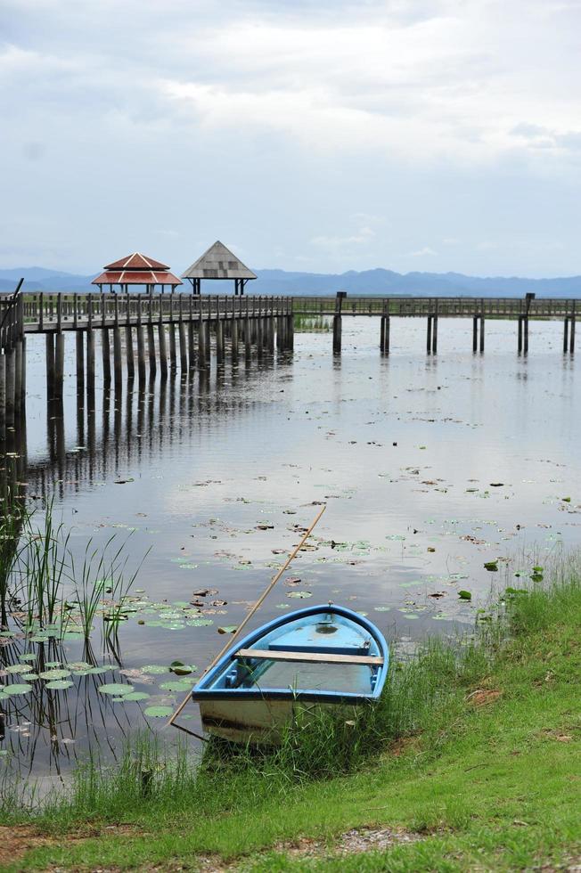 pont sur le lac, fond naturel photo