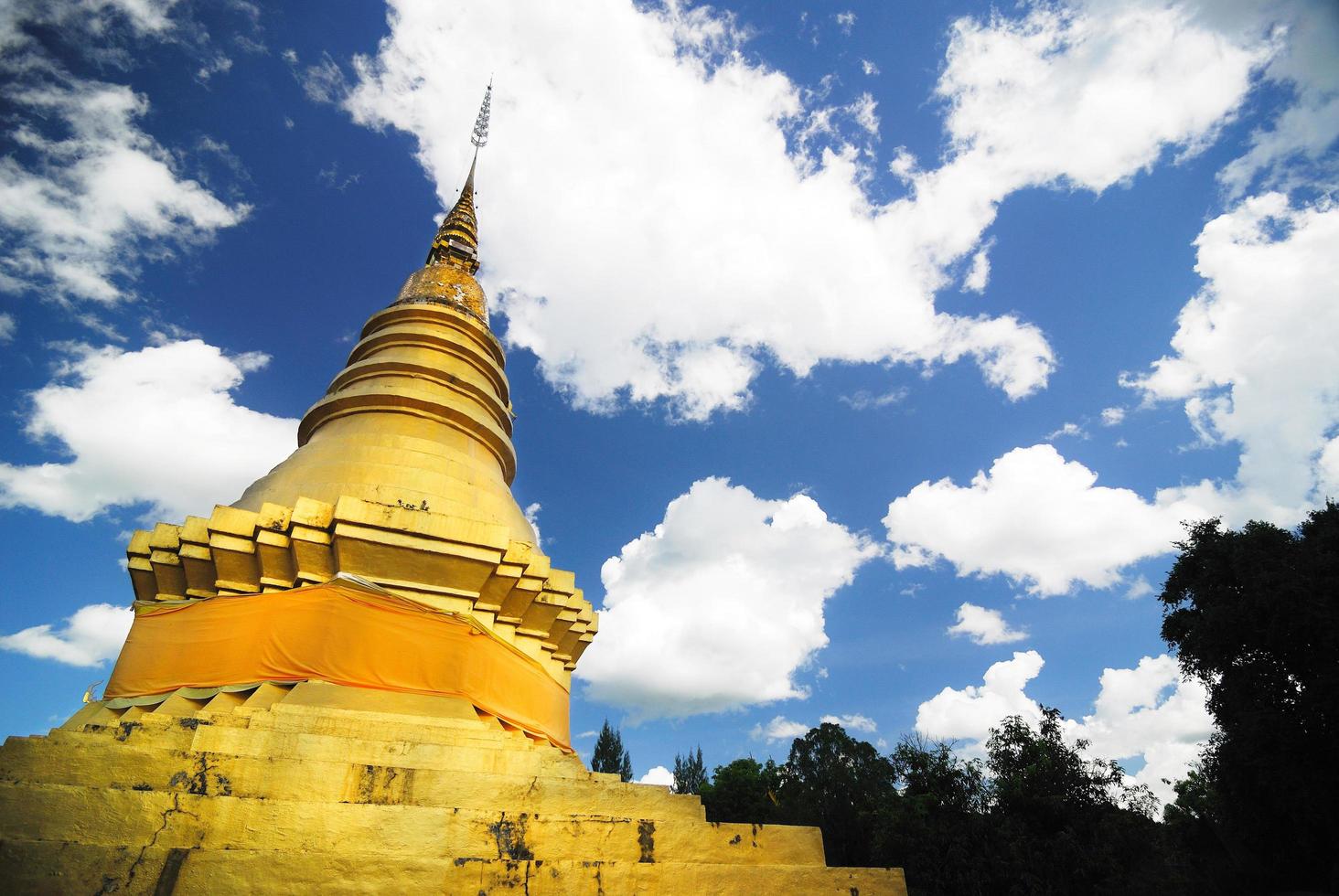 Wat Phrathat Jomping Temple à Lampang, Thaïlande photo