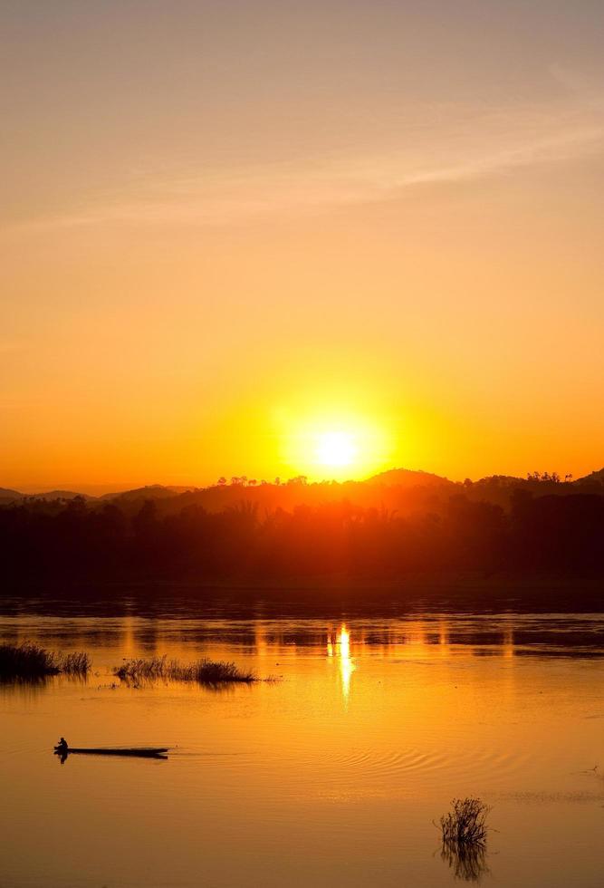 la vie des pêcheurs le long du magnifique coucher de soleil le fleuve mékong photo