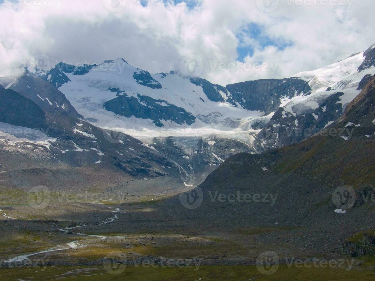 une vallée avec neige plafonné montagnes photo