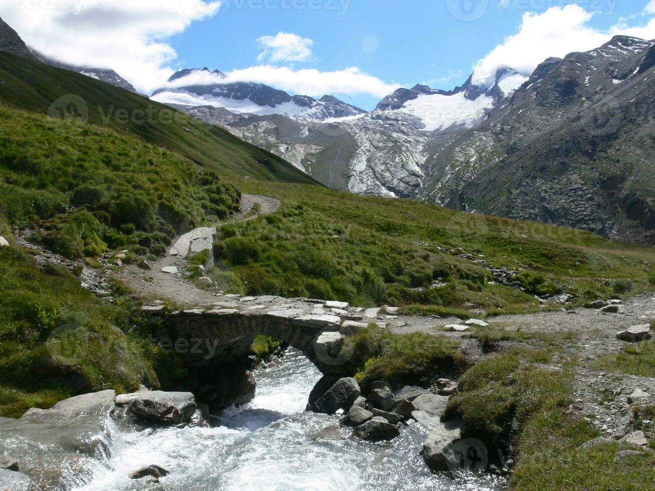 une pont plus de une rivière photo