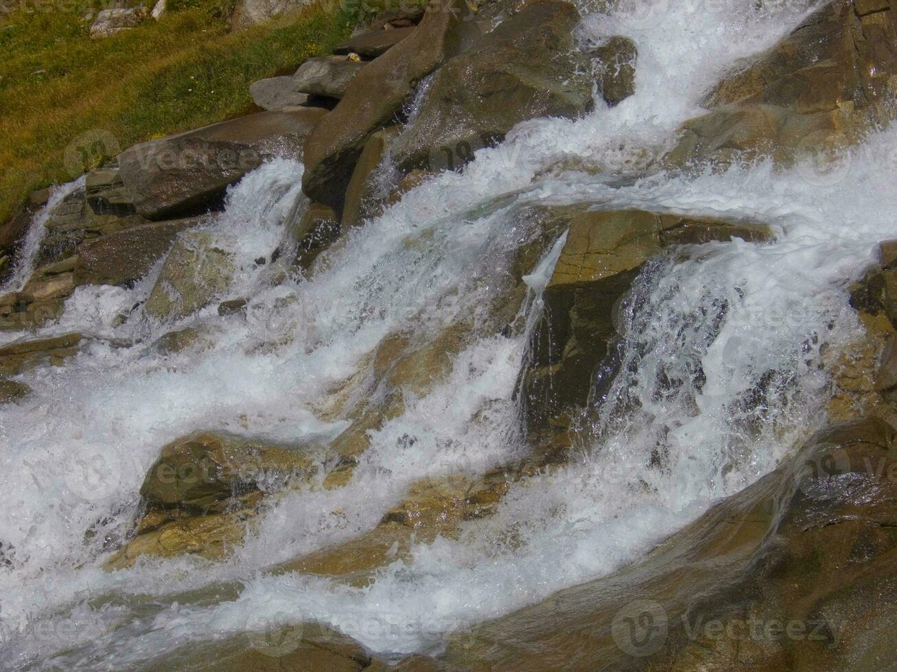 l'eau qui coule sur les rochers photo