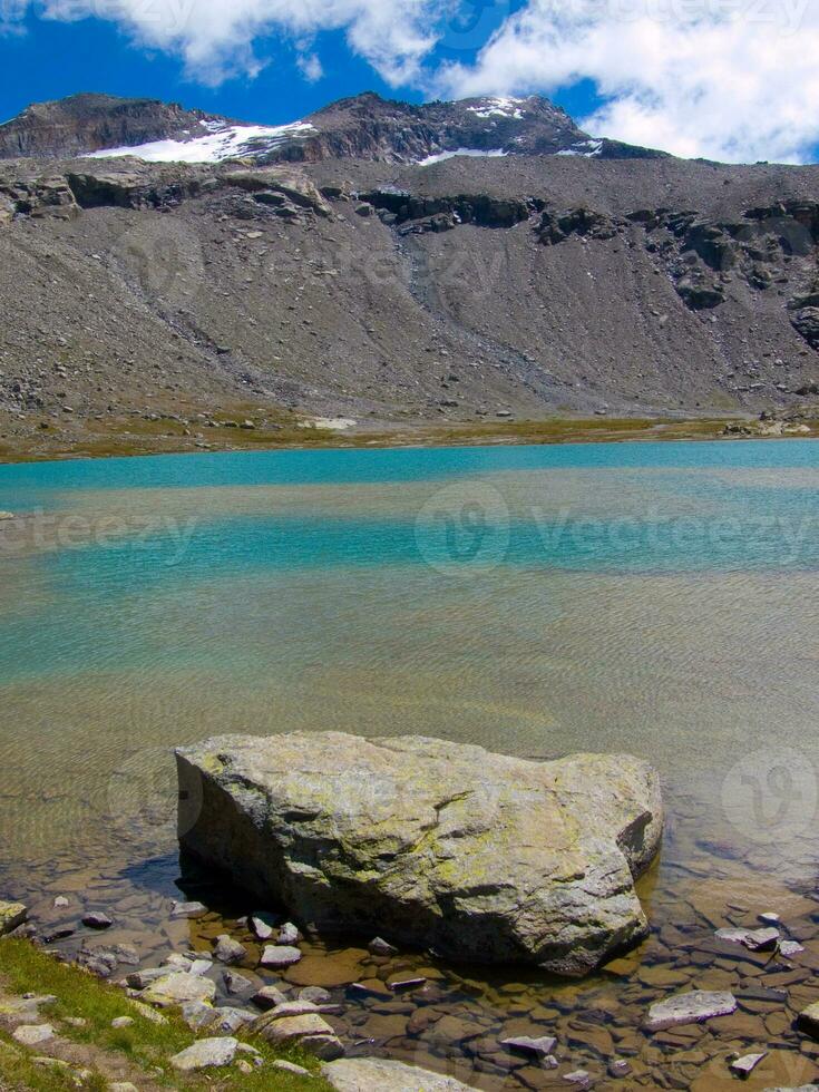 une rocheux Montagne photo