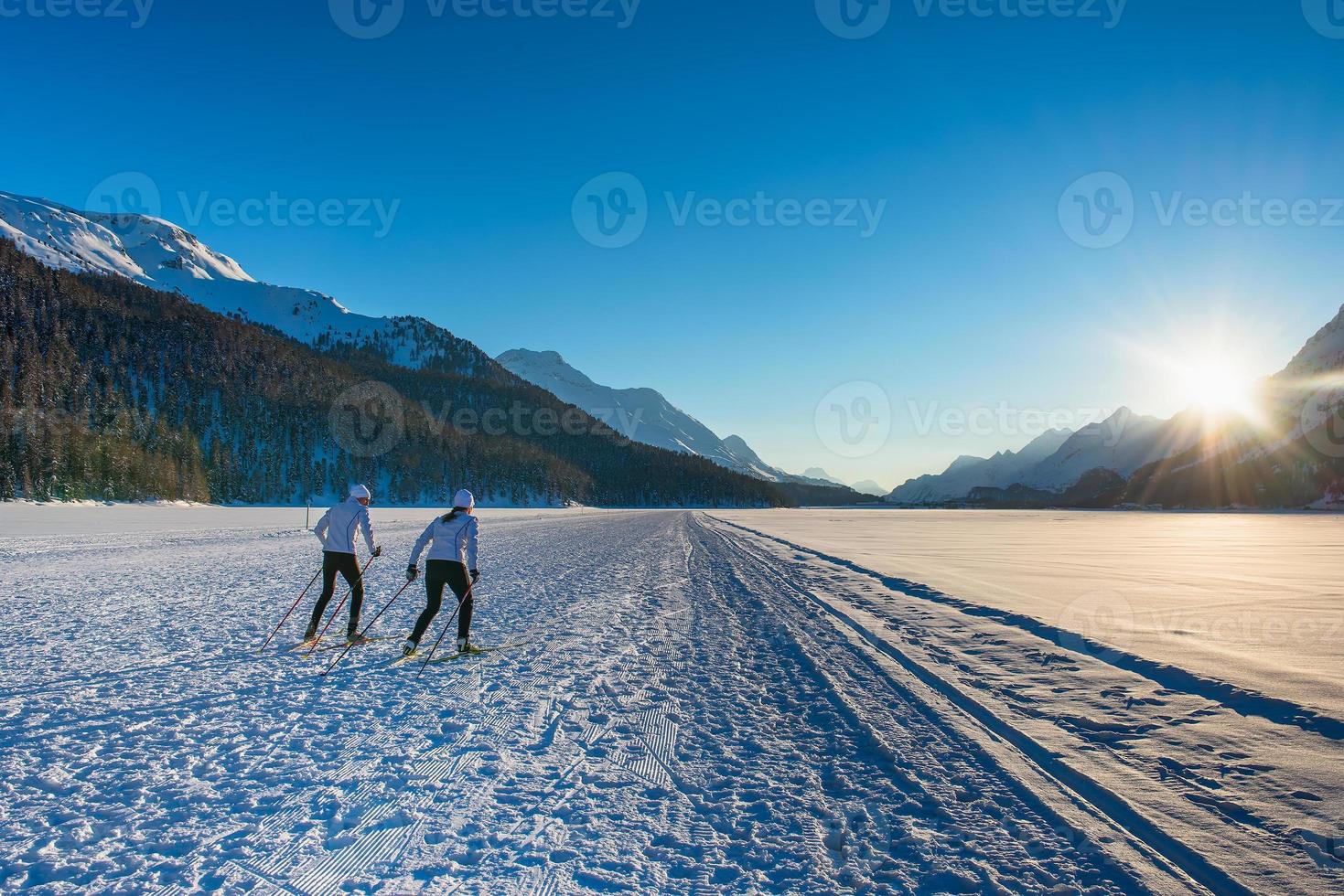 Couple homme et femme skieurs de fond avec technique de patinage photo