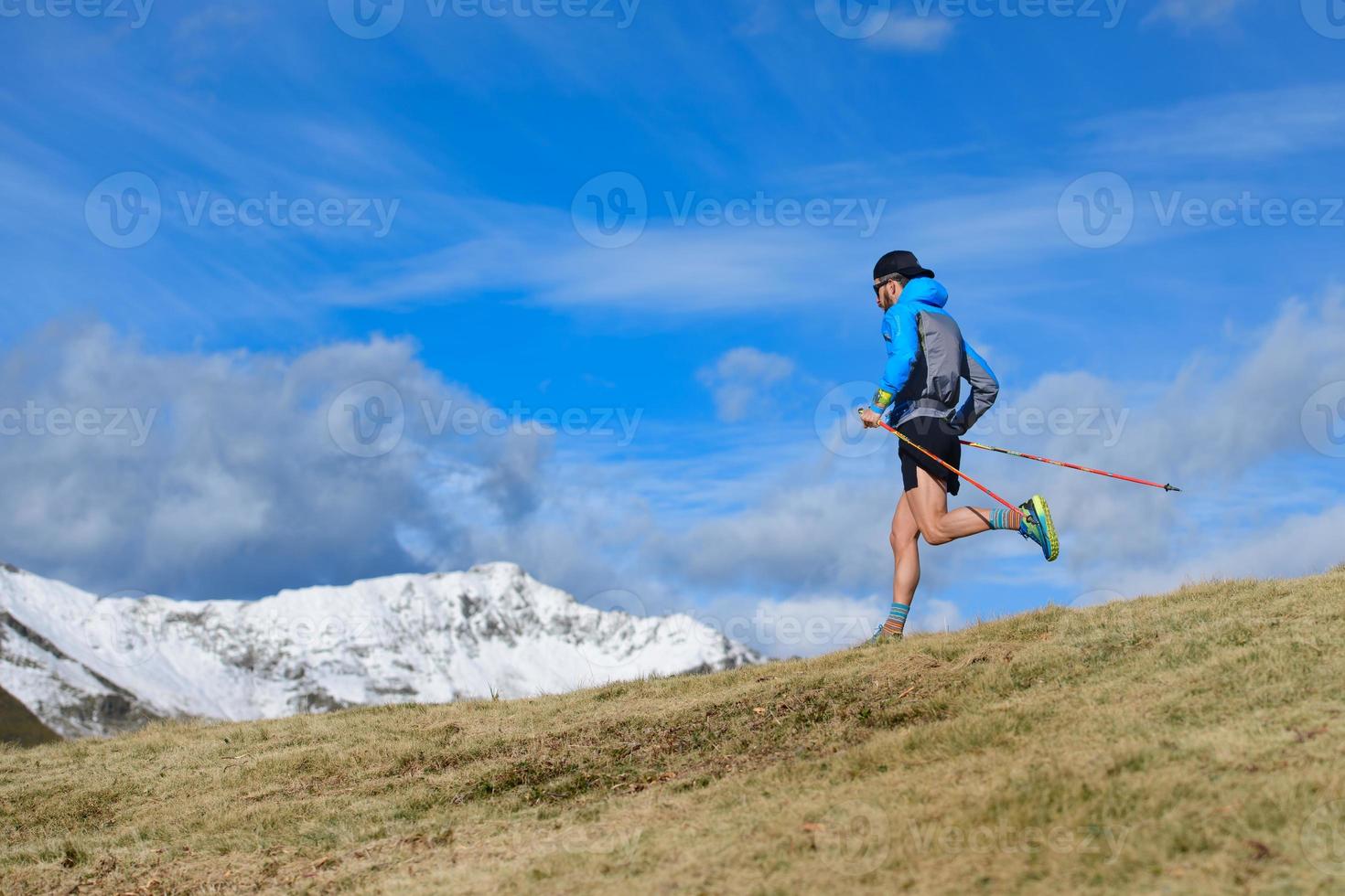 un homme s'entraîne pour l'ultra run trail dans les montagnes photo