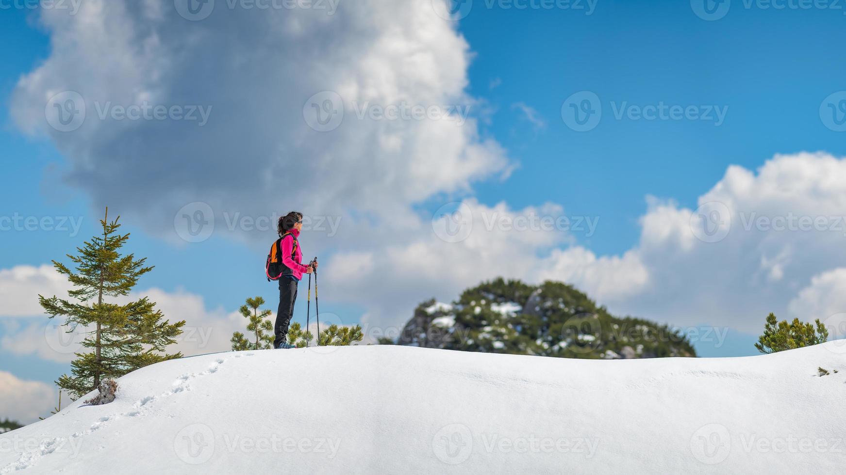 fille solitaire marche dans les montagnes sur la neige photo