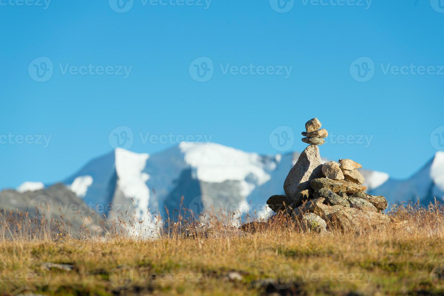 marque du droit chemin dans les hautes montagnes photo