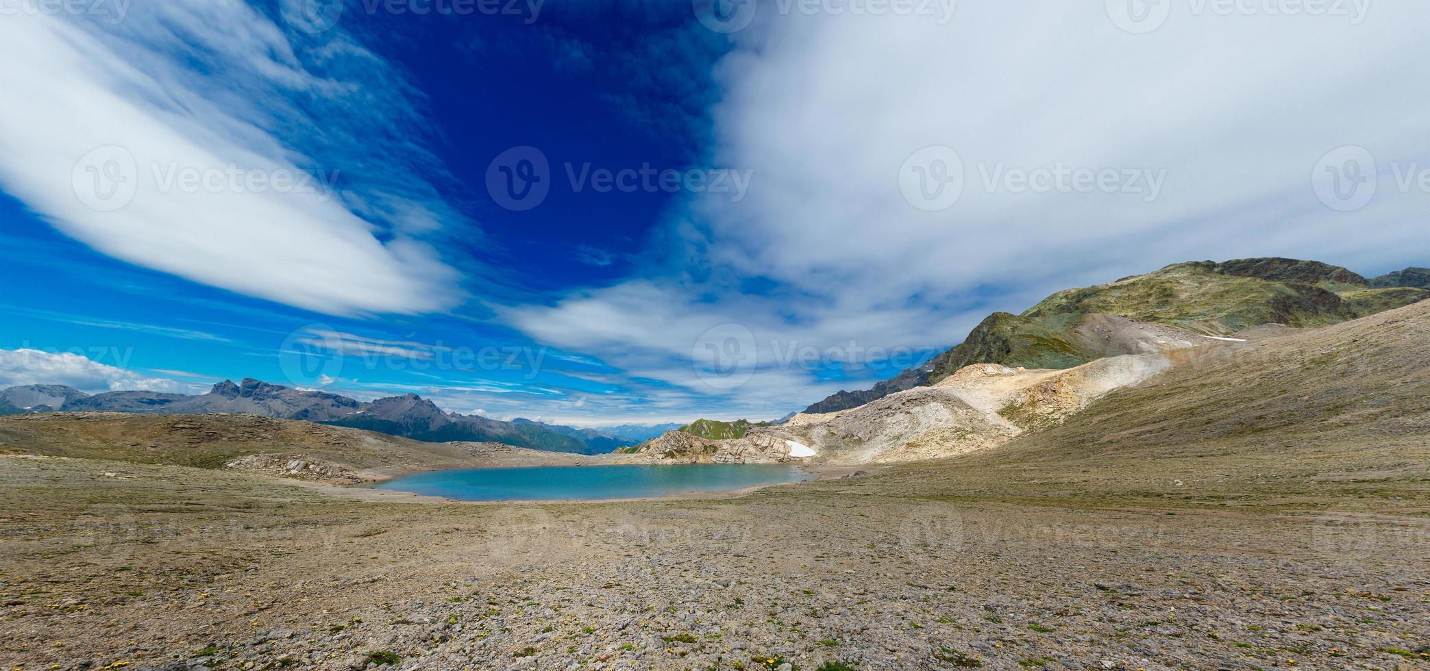 panorama du lac nlue de hautes montagnes photo