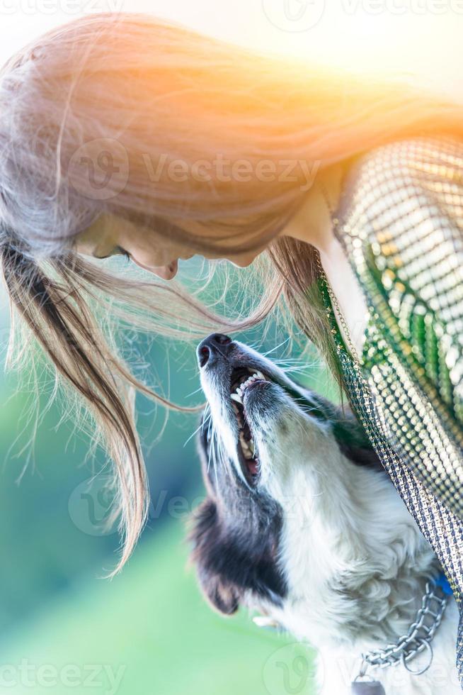 fille jouant avec un chien photo