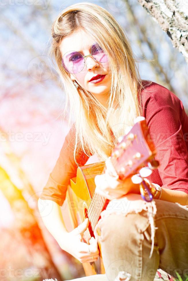 fille joue de la guitare photo