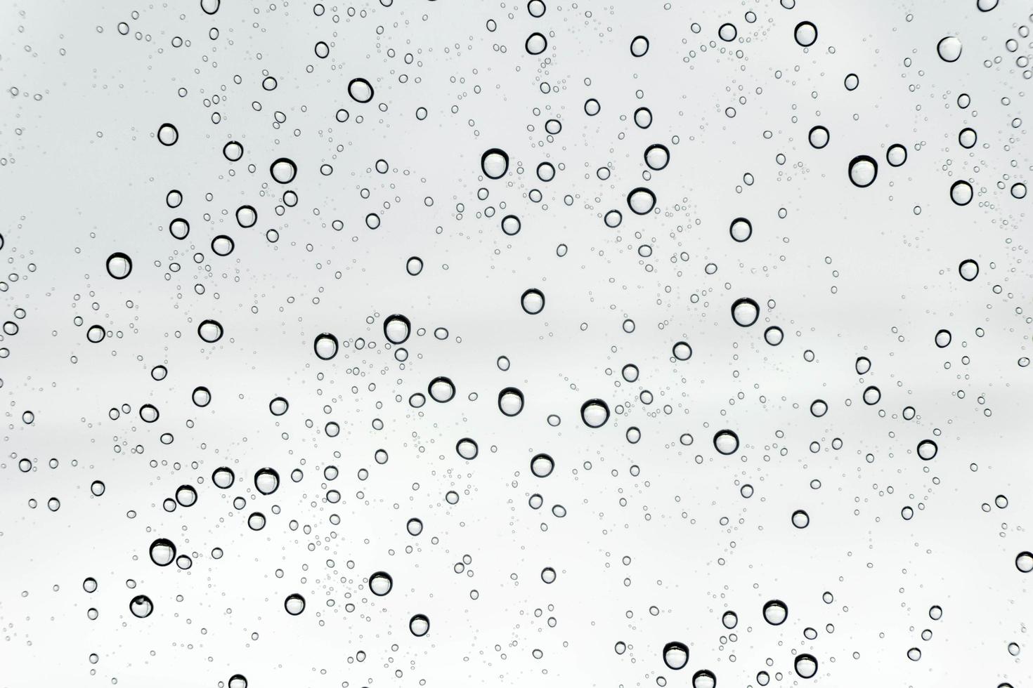gouttes de pluie sur fond de verre de fenêtre photo