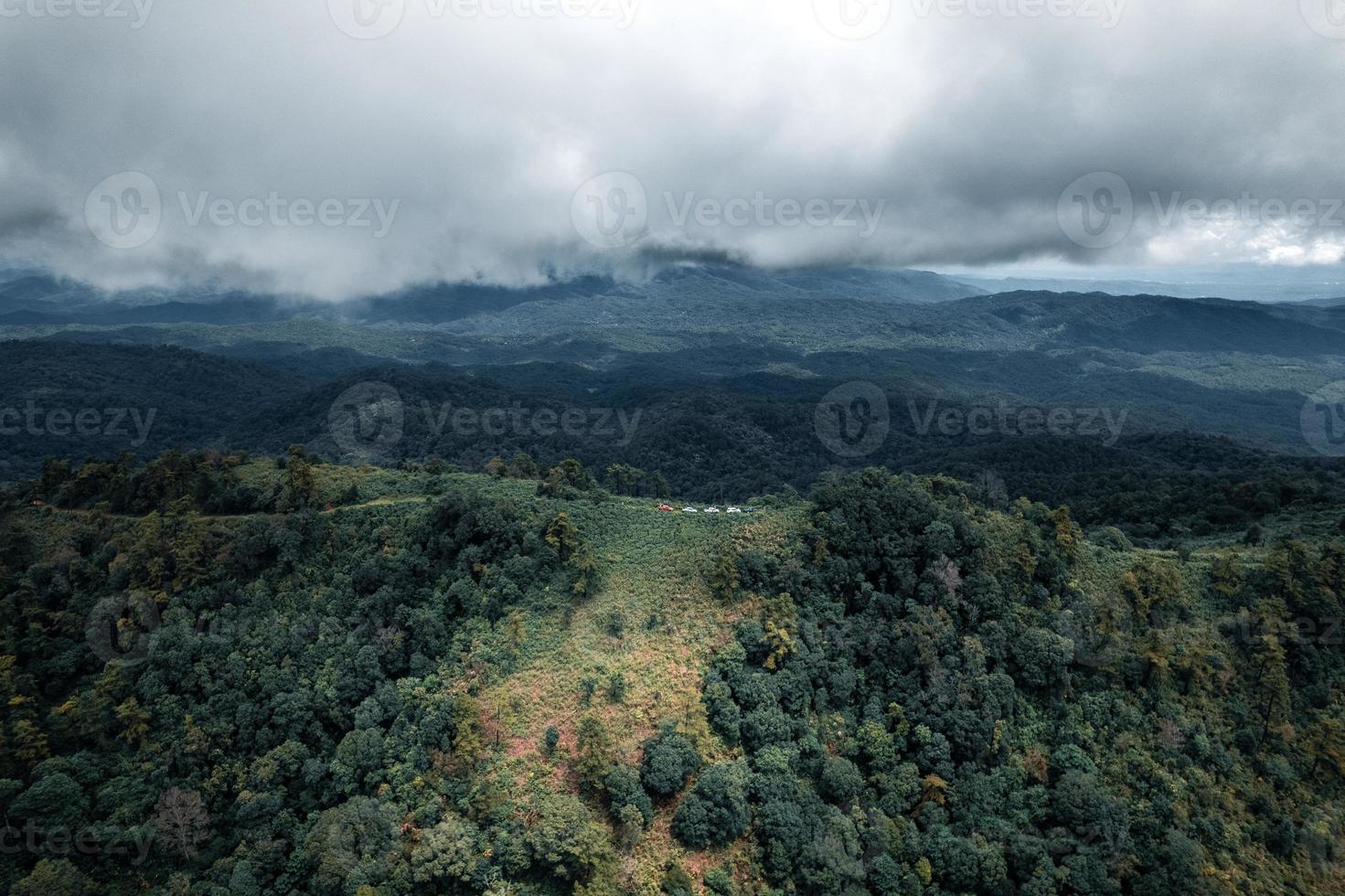 montagnes et arbres verts pendant la journée photo