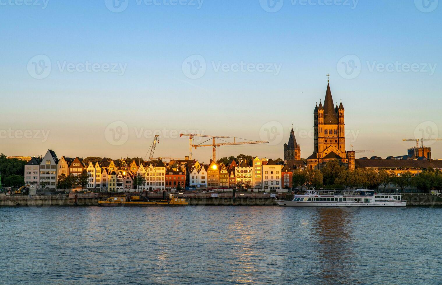 Matin vue de eau de Cologne vieux ville photo