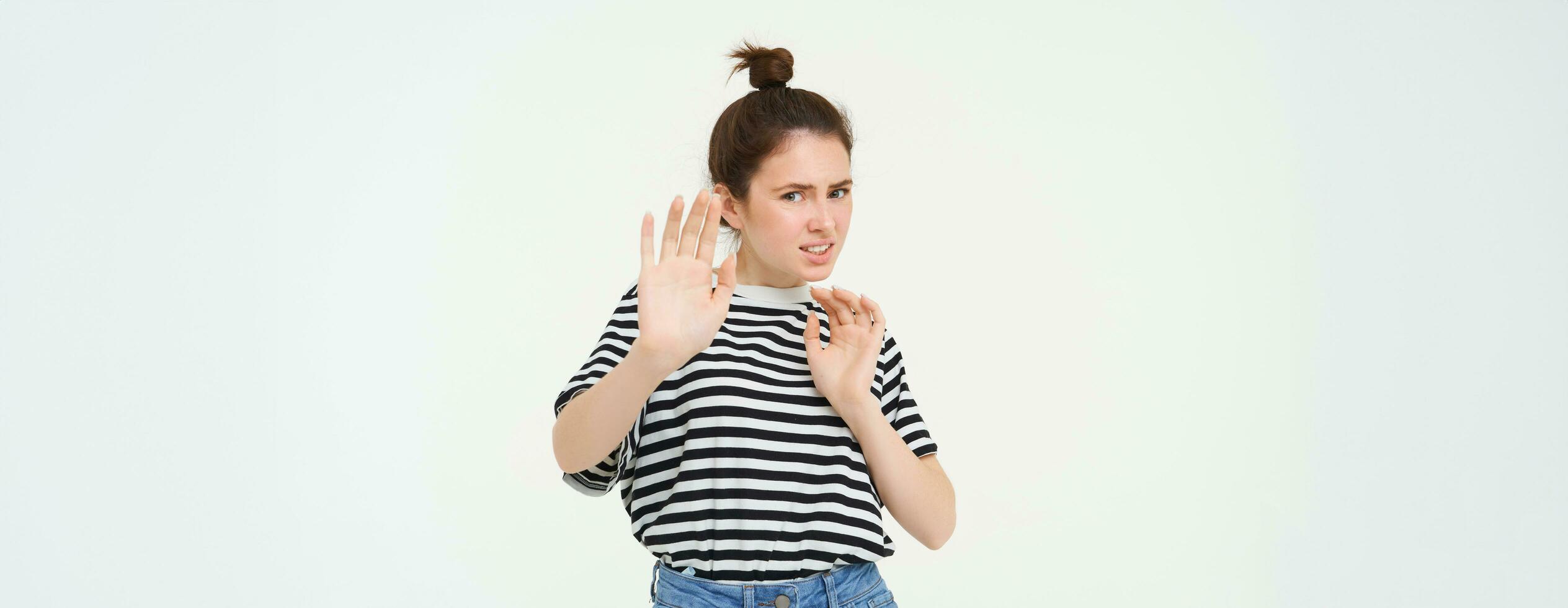 dégoûté femme pas dos, élevage mains défensive, éviter quelque chose, rejetant et refusant offre, permanent plus de blanc Contexte photo