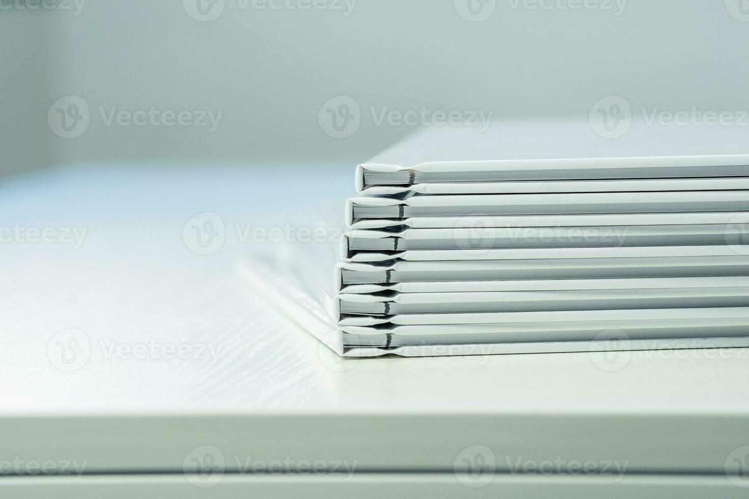 épines de photo livres avec nettoyer vide blanc couvertures, fermer, partiel brouiller