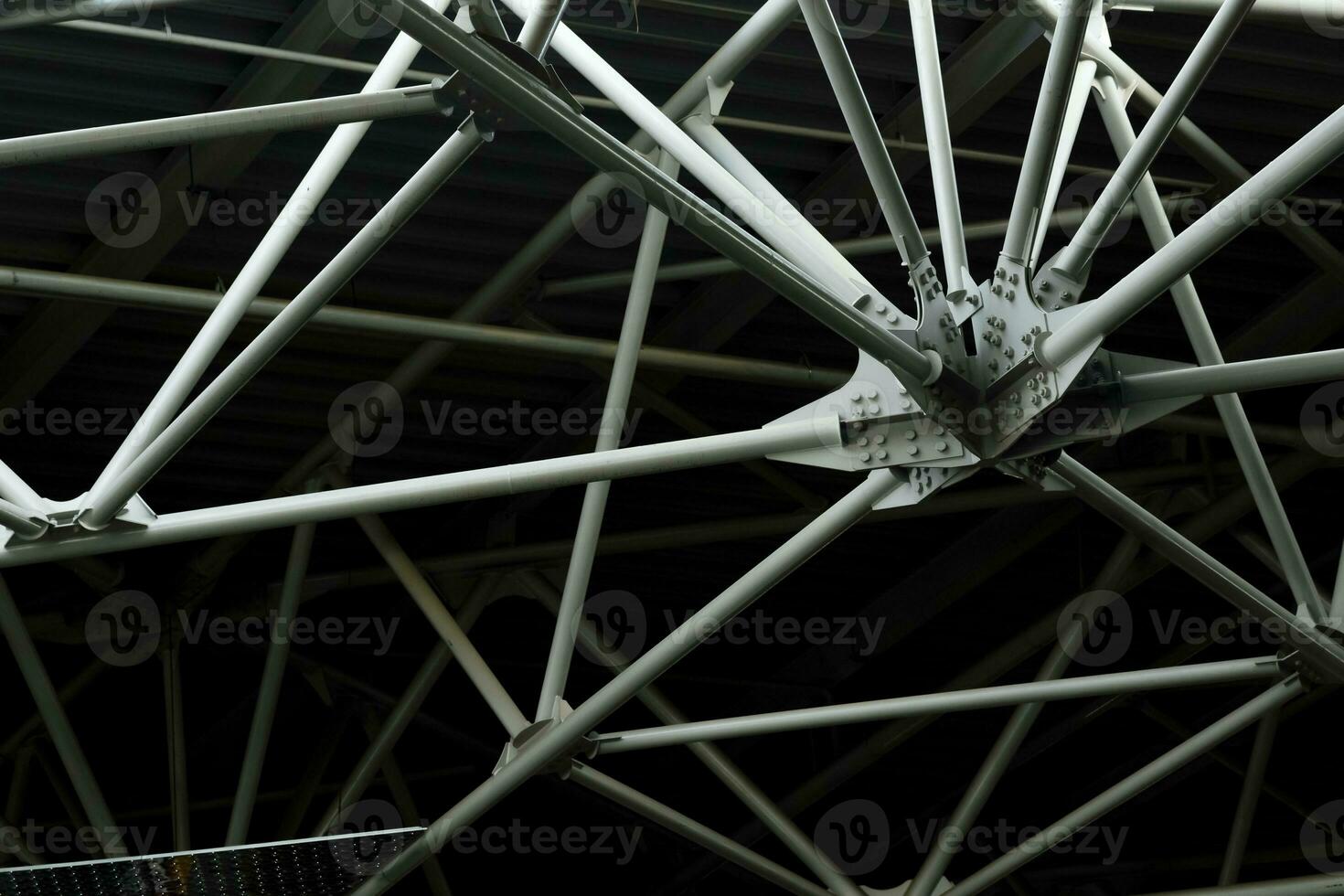 élément de industriel architecture, une fragment de le treillis structure de le voûte photo