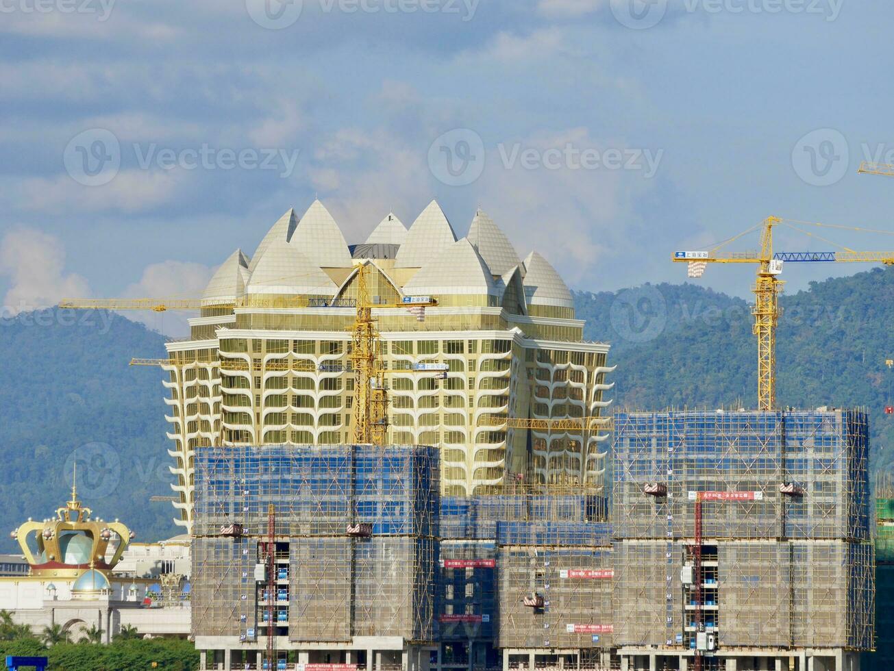 la tour grue en fonctionnement à développement placer, ville, grue et construction avec appartement bâtiments, propriété développement, Infrastructure, Urbain paysage, civil ingénierie, casino bâtiments dans Laos photo