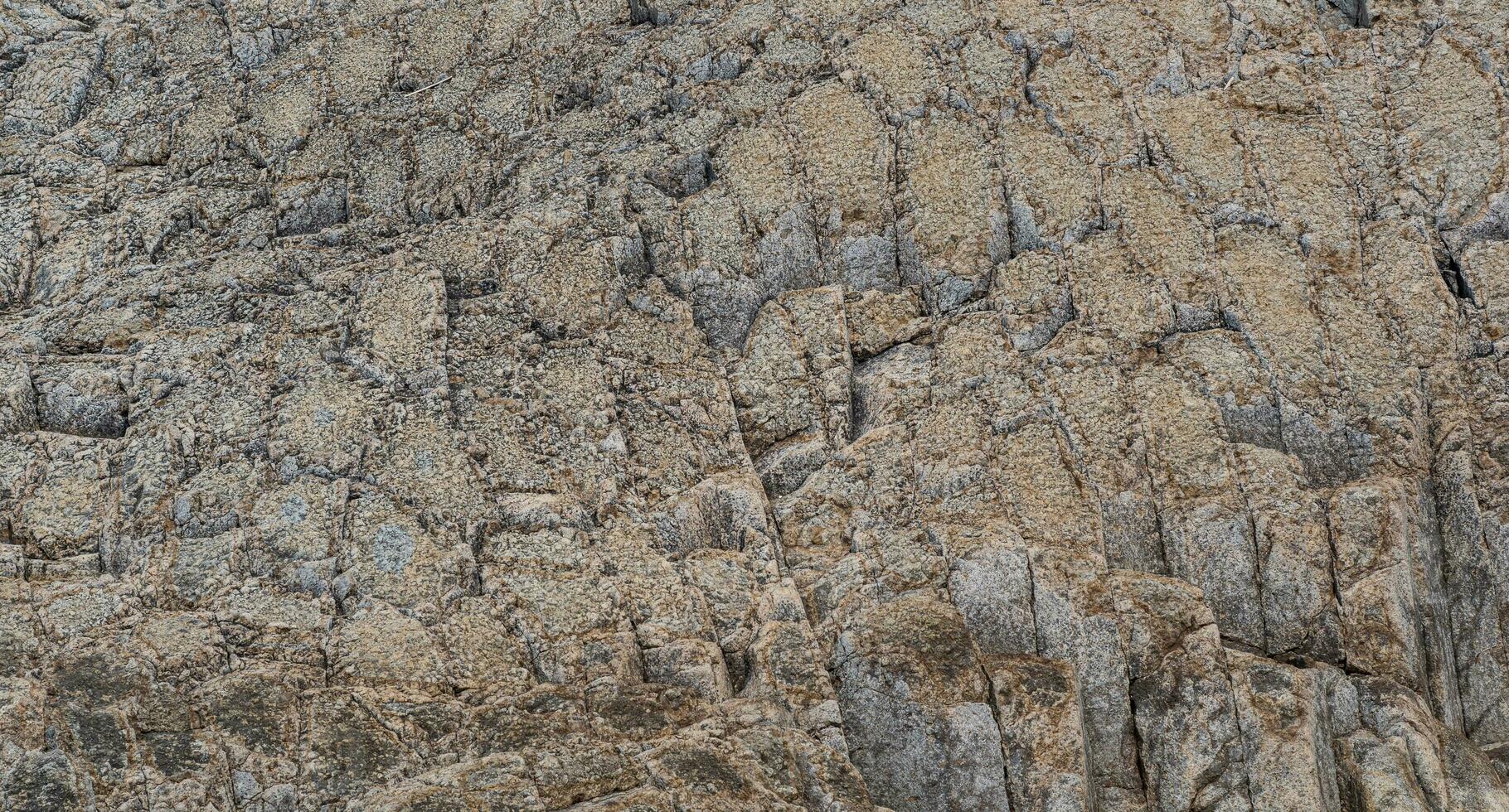 Naturel pierre arrière-plan, le les bases de lave basalte Colonnes forme une gentil de chaussée photo