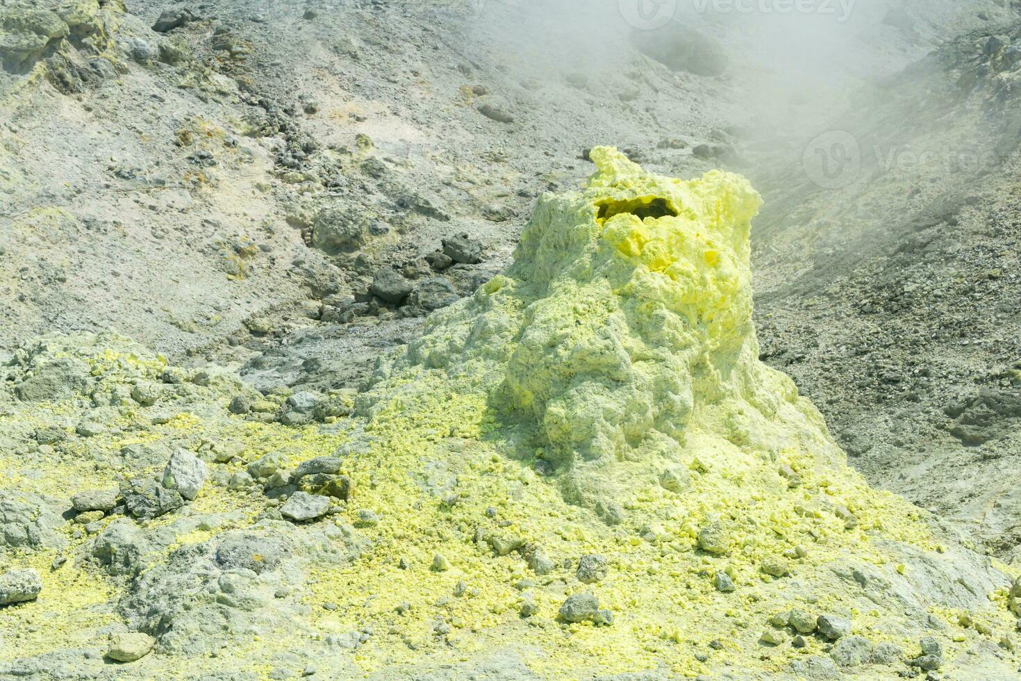 cône de soufre dépôts autour une fumerolle dans une solfatare champ photo