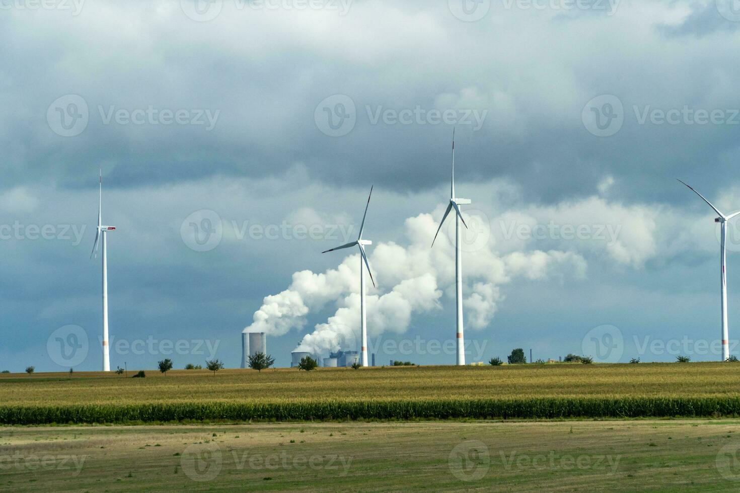 vent turbines et industriel tuyaux avec fumée sur une nuageux journée dans Allemagne photo