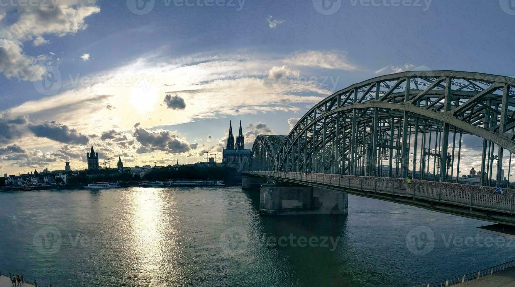 le coucher du soleil vue de eau de Cologne, le coucher du soleil dans le vieux ville photo