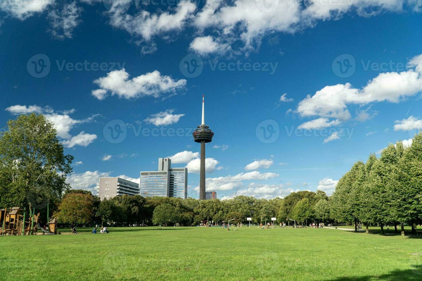 panorama de eau de Cologne. vue de colonius et parc photo