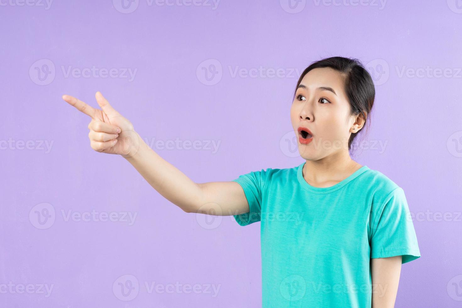 beau portrait de femme asiatique, isolé sur fond violet photo