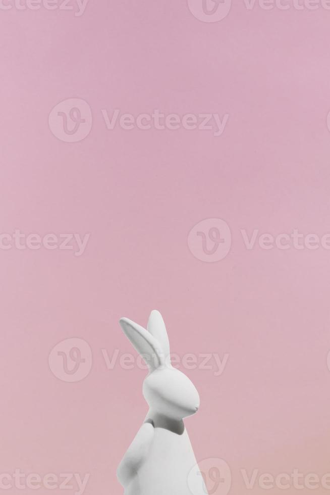figurine lapin blanc fond rose photo