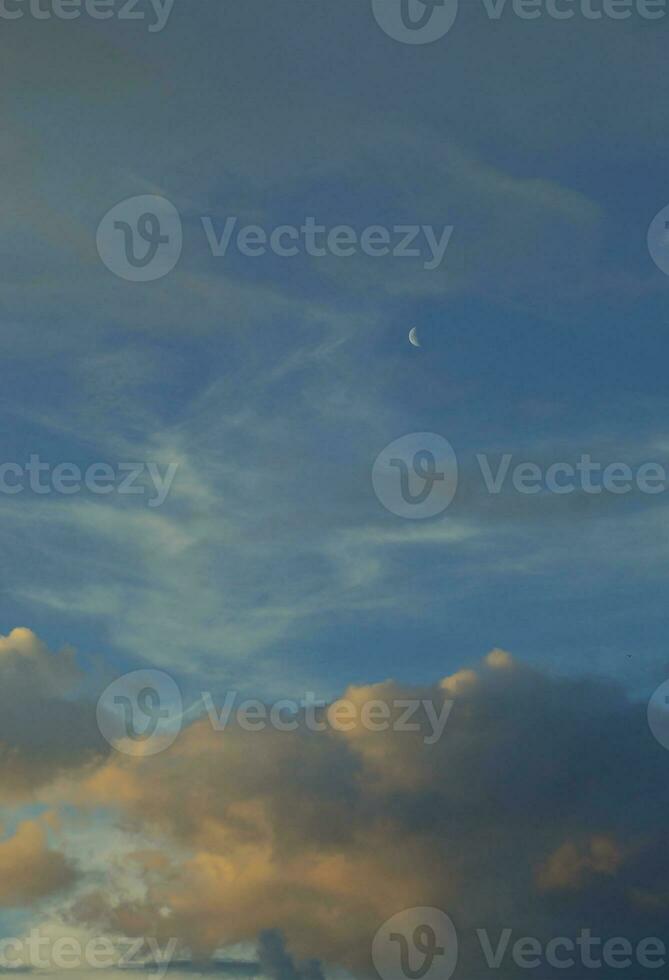 nuage bleu foncé ciel d'orage pluvieux le soir triste sentiment humeur fond de ton photo