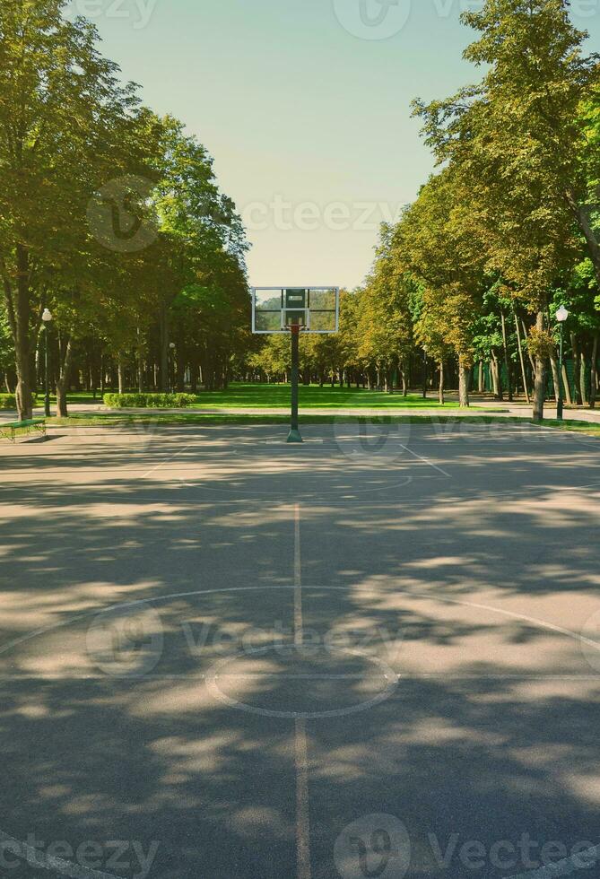 terrain de basket de rue vide. pour des concepts tels que le sport et l'exercice, et un mode de vie sain photo