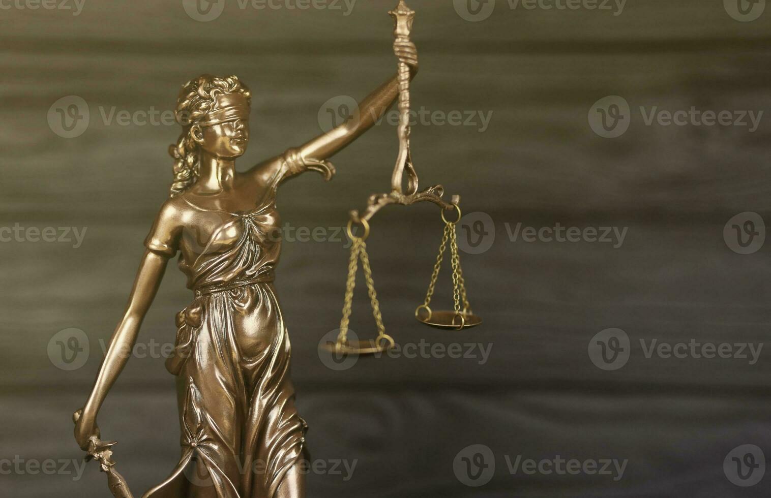 la statue de la justice - dame justice ou justitia la déesse romaine de la justice. statue sur un mur en bois noir. concept de procès judiciaire, de procédure judiciaire et de travail des avocats photo