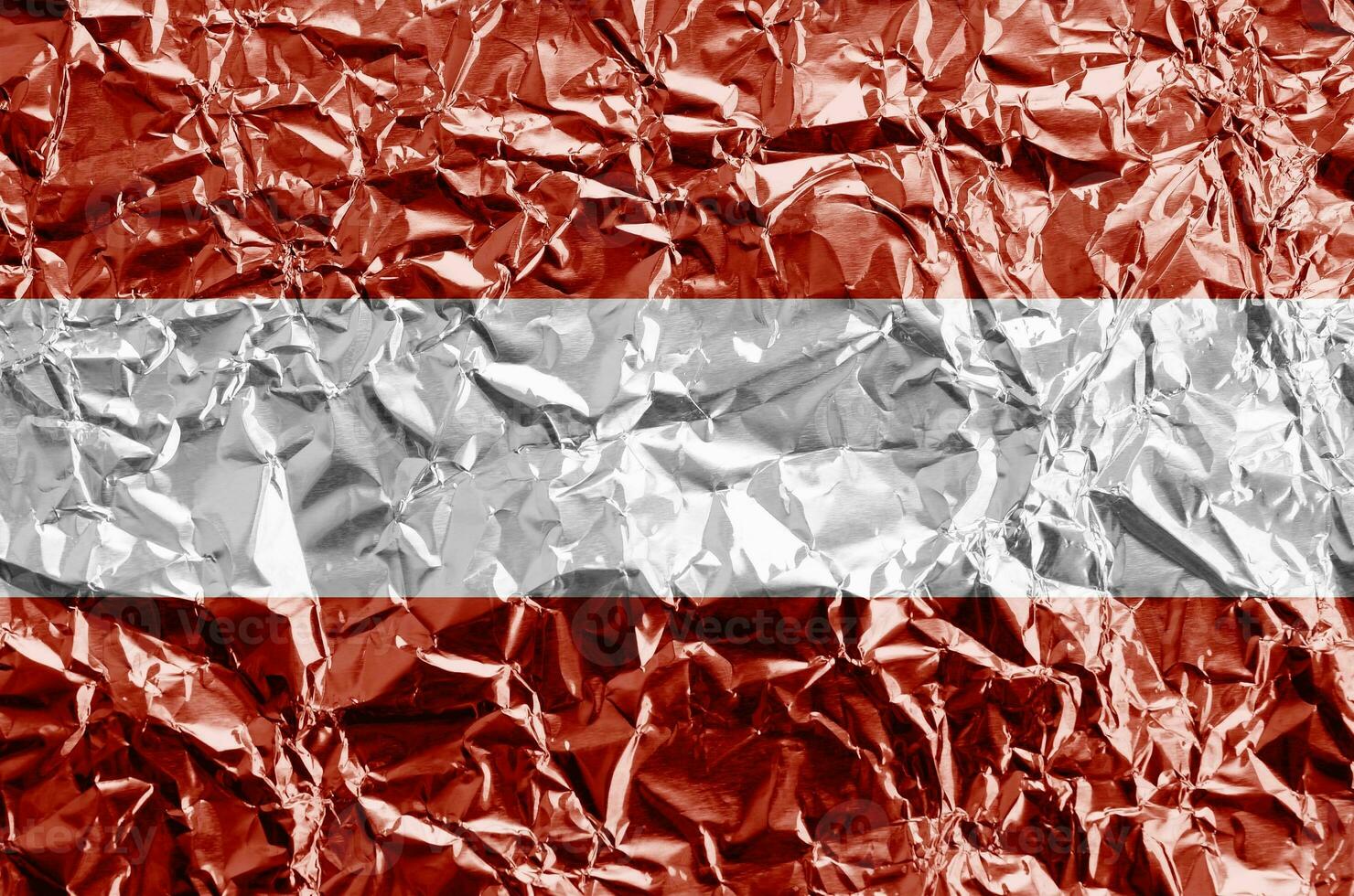 L'Autriche drapeau représenté dans peindre couleurs sur brillant froissé aluminium déjouer fermer. texturé bannière sur rugueux Contexte photo