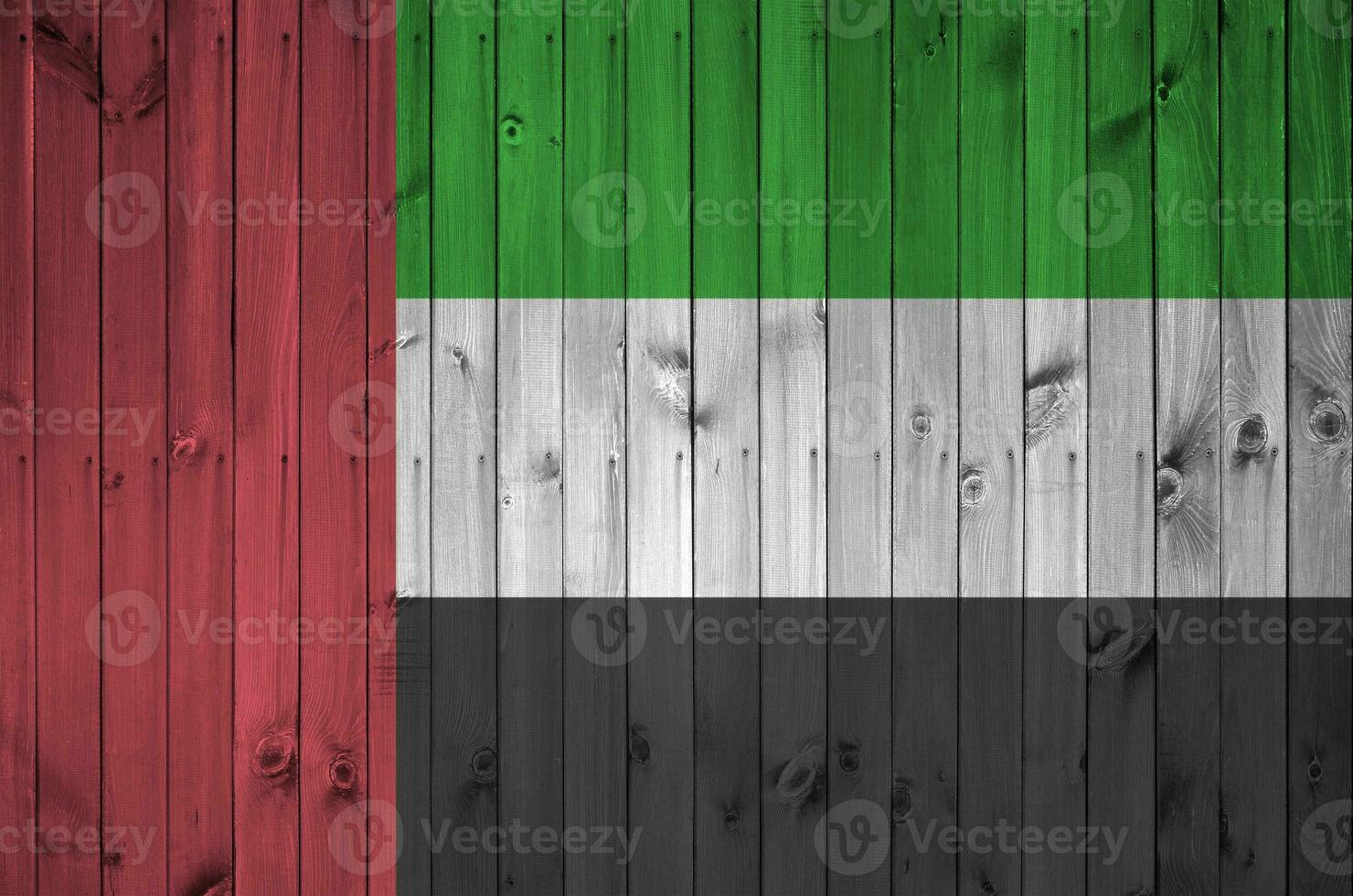 uni arabe émirats drapeau représenté dans brillant peindre couleurs sur vieux en bois mur. texturé bannière sur rugueux Contexte photo