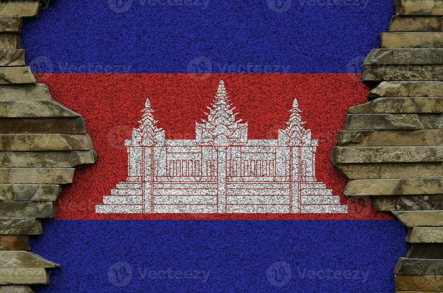 Cambodge drapeau représenté dans peindre couleurs sur vieux pierre mur fermer. texturé bannière sur Roche mur Contexte photo