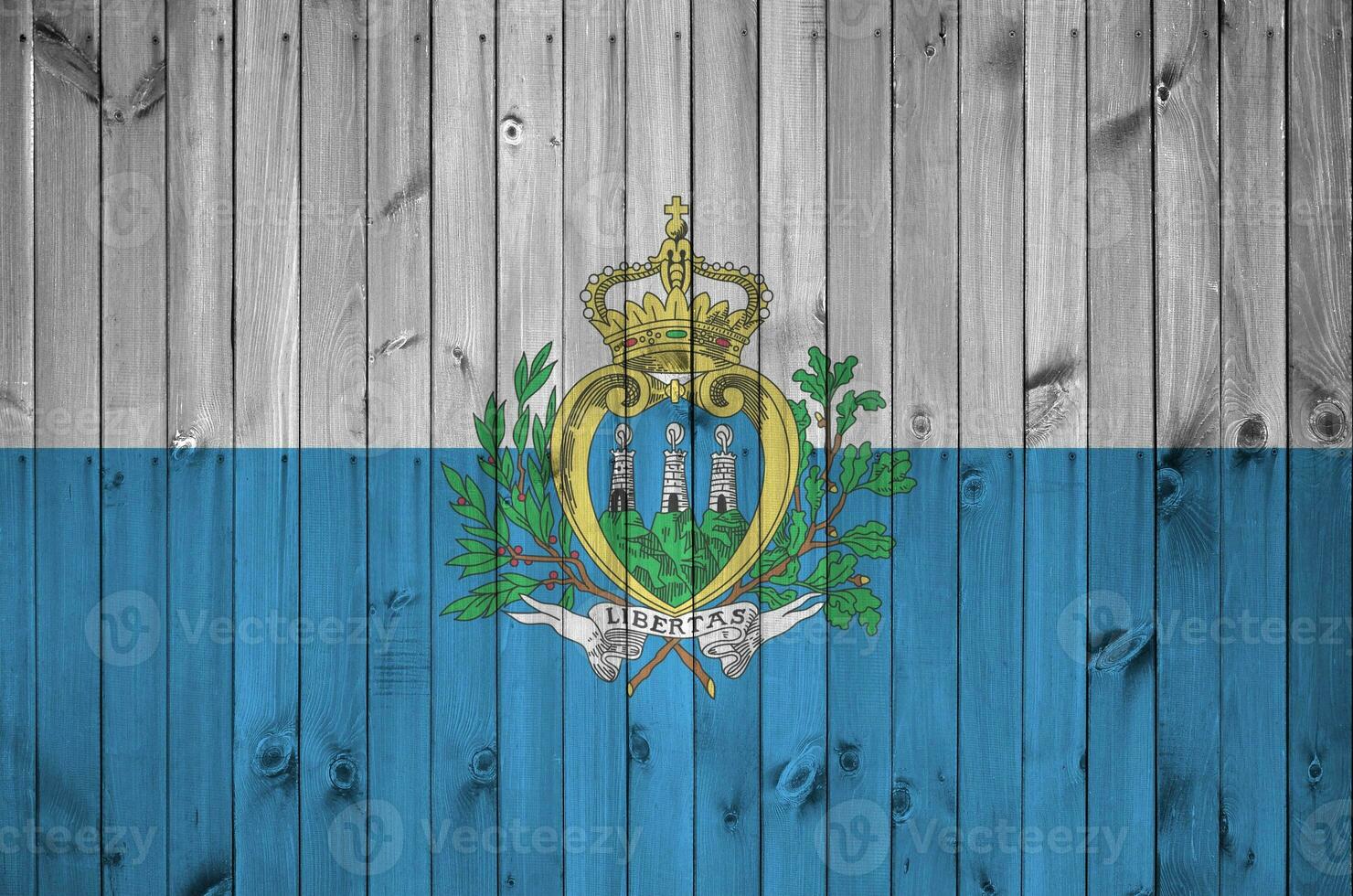 san marino drapeau représenté dans brillant peindre couleurs sur vieux en bois mur. texturé bannière sur rugueux Contexte photo