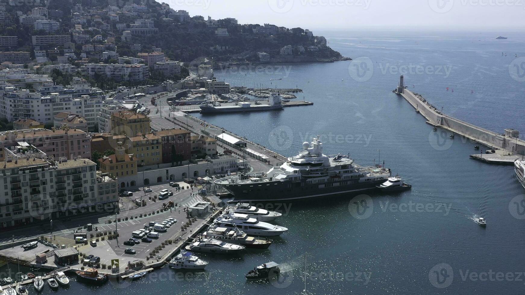 aérien vue de luxe yachts près le littoral. action. le populaire destination de villefranche-sur-mer, près bon, sur le français côte d'azur. photo