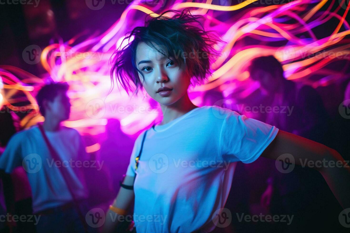 ai généré portrait de Jeune magnifique asiatique femme dansant dans nuit club. photo