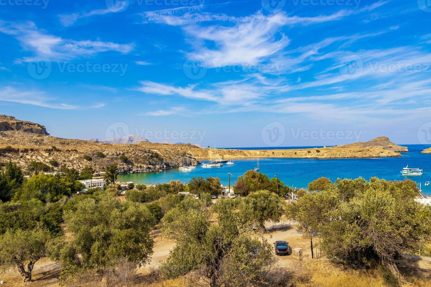 Panorama de la baie de la plage de Lindos avec eau claire turquoise rhodes grèce photo