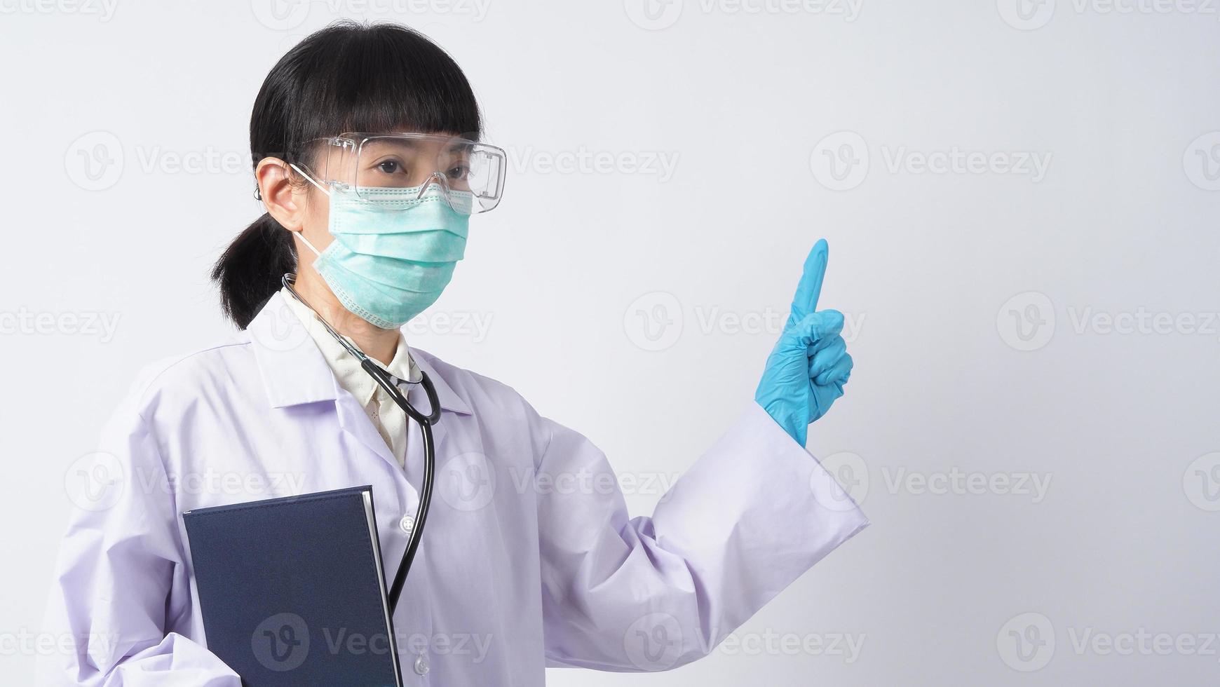 un médecin en uniforme pointe vers une zone vide. geste de la main. photo