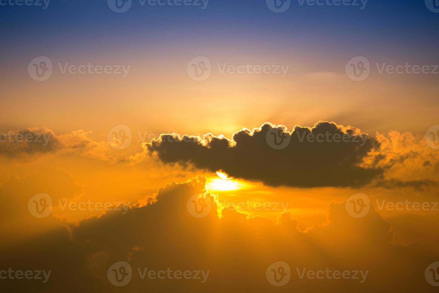 beau ciel nuageux et fond de lumière du soleil photo