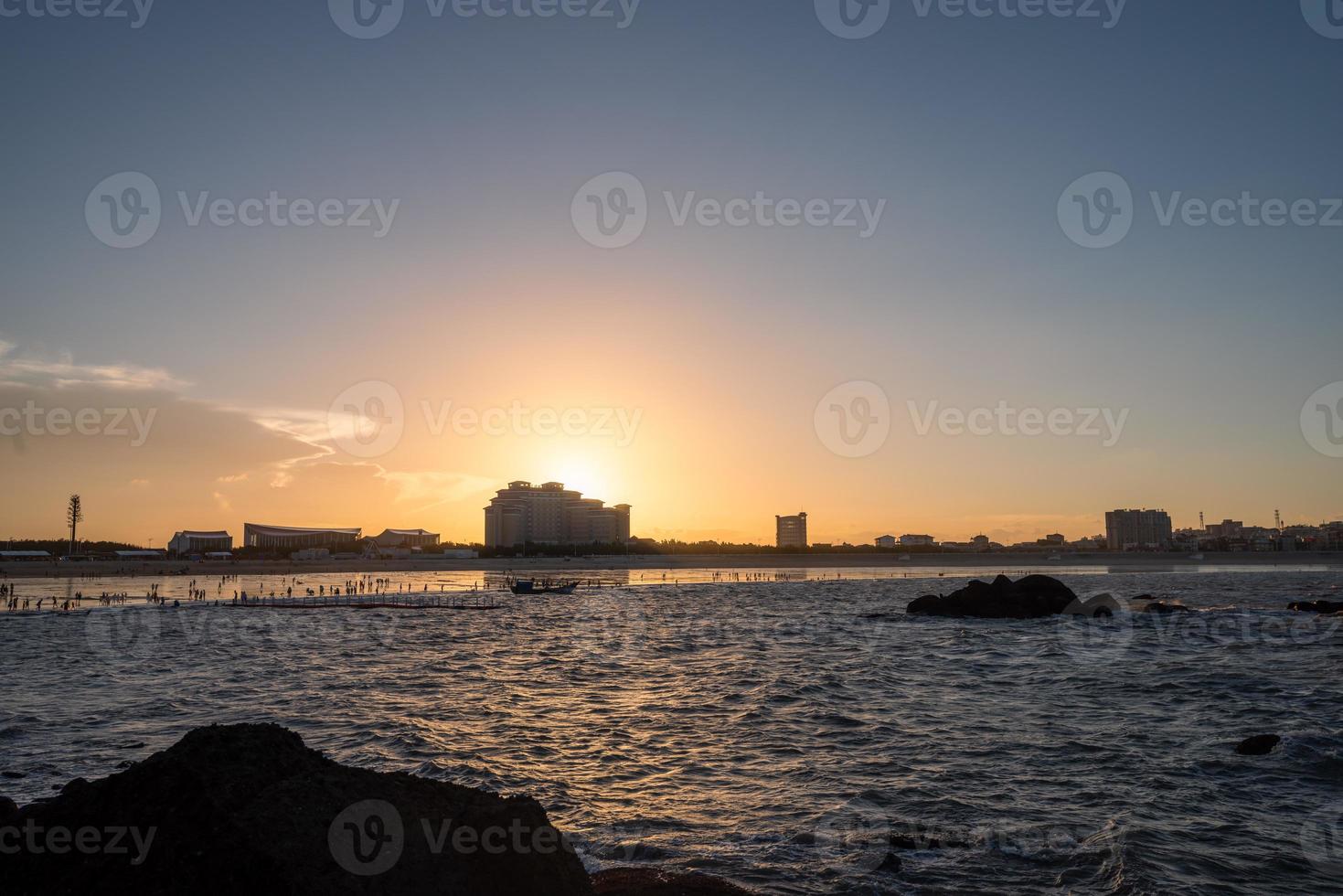 le soir, la mer giflait les rochers photo