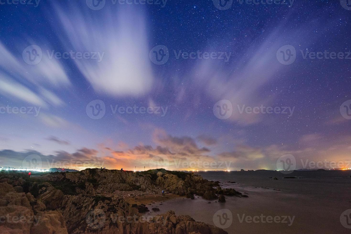 le ciel étoilé au bord de la mer et la voie lactée photo