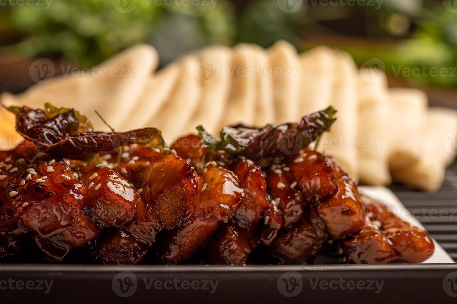 plats de banquet chinois traditionnels, viande braisée enrobée photo