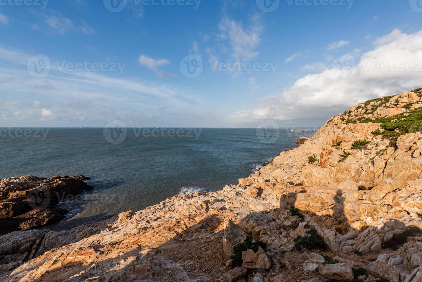 pierres de diverses formes altérées par la mer sous le ciel bleu photo